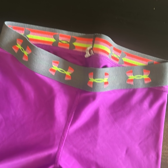 Woman’s purple UNDER ARMOUR Lightly padded compression shorts Medium - Picture 2 of 5